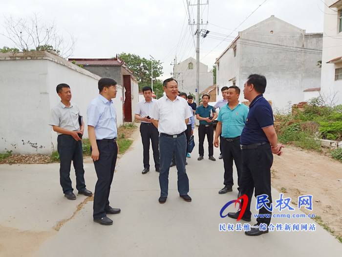 市委常委、常務副市長吳祖明到我縣龍?zhí)伶?zhèn)邢莊村開展“三?五”基層工作日活動