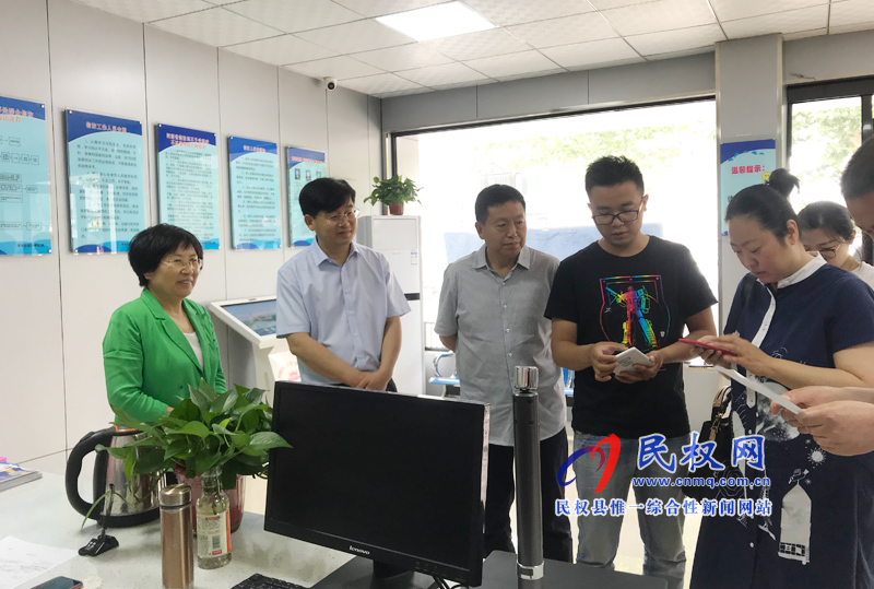 市統(tǒng)計(jì)局黨組書記、局長(zhǎng)王偉岸到我縣檢查第四次全國(guó)經(jīng)濟(jì)普查數(shù)據(jù)