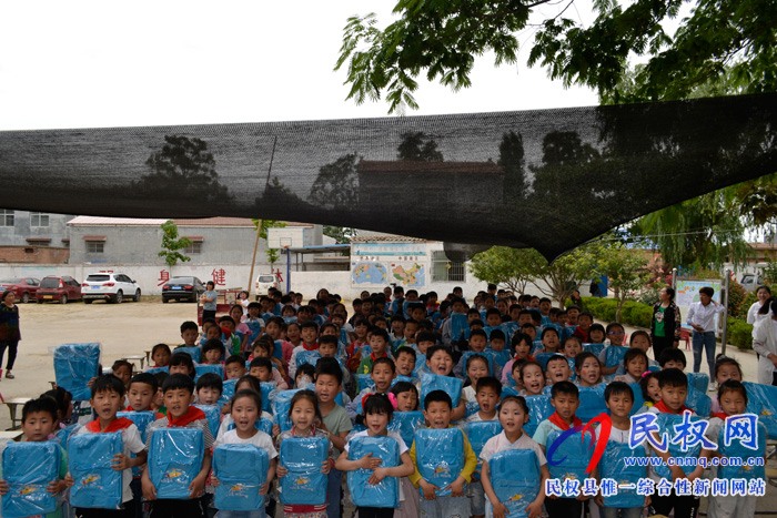 民權縣程莊鎮(zhèn)王柿園希望小學舉行“有福童享 繪就夢想”愛心公益活動受贈儀式 民權縣程莊鎮(zhèn)王柿園希望小學舉行“有福童享 繪就夢想”愛心公益活動受贈儀式