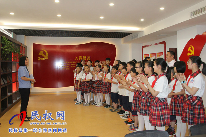 民權(quán)縣實(shí)驗(yàn)小學(xué)組織學(xué)生代表走進(jìn)檢察院參加開放日活動(dòng)