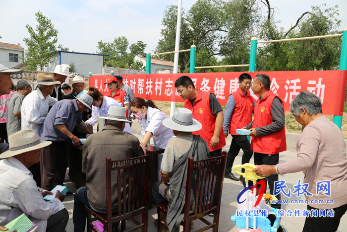 縣人大機(jī)關(guān)到結(jié)對(duì)幫扶村開(kāi)展志愿服務(wù)健康義診活動(dòng)