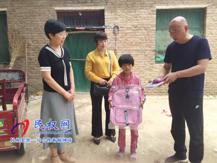 民權(quán)縣總工會(huì)到白云寺鎮(zhèn)柏木崗村慰問留守兒童