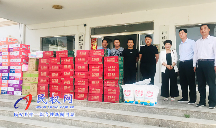 孫六鎮(zhèn):愛(ài)心企業(yè)家慰問(wèn)“三夏”一線干部 孫六鎮(zhèn):愛(ài)心企業(yè)家慰問(wèn)“三夏”一線干部