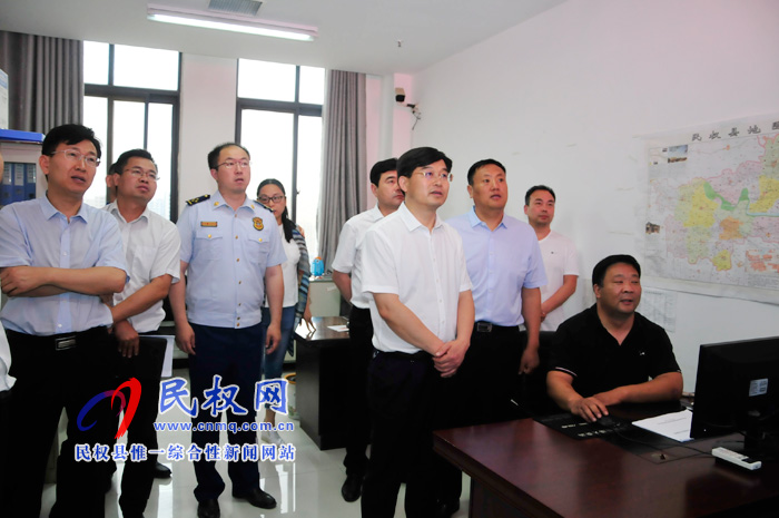 縣委副書記、縣長張團結(jié)查看“三夏”工作開展情況