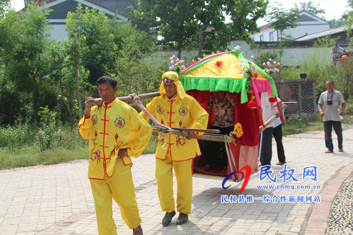 花園鄉(xiāng)趙洪坡村舉行首屆“觀民俗、包粽子、坐花轎”民俗文化活動(dòng)