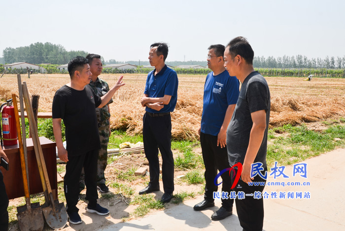 縣委常委、副縣長信木祥到人和鎮(zhèn)督導檢查三夏生產(chǎn)和秸稈禁燒工作