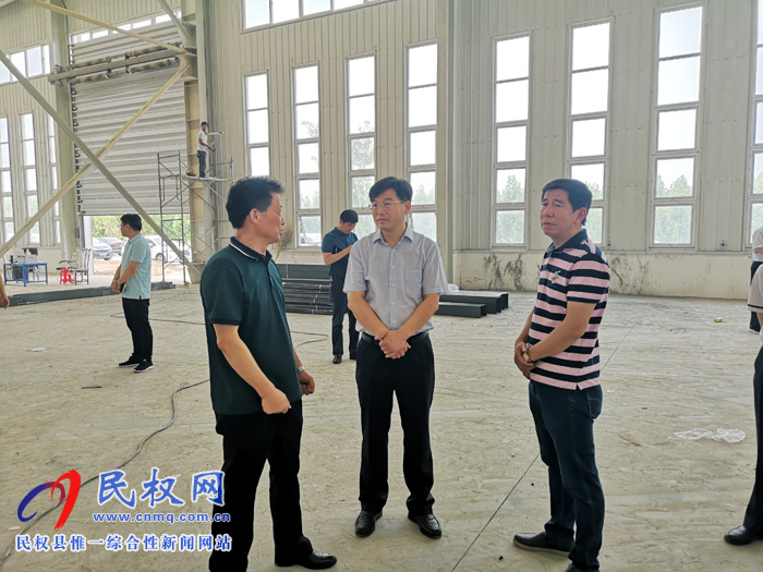 縣委副書記、縣長張團(tuán)結(jié)查看我縣企業(yè)生產(chǎn)和建設(shè)工作
