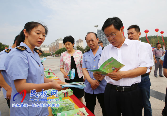 尚德守法 全面推進(jìn)“雙安雙創(chuàng)”建設(shè)讓人民生活更美好----民權(quán)縣2019年食品安全宣傳周啟動 尚德守法 全面推進(jìn)“雙安雙創(chuàng)”建設(shè)讓人民生活更美好----民權(quán)縣2019年食品安全宣傳周啟動