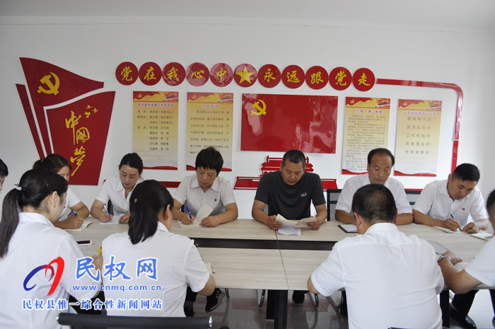 縣東方超市黨支部開展“不忘初心 牢記使命  重溫入黨誓詞  促進(jìn)企業(yè)發(fā)展”活動(dòng)