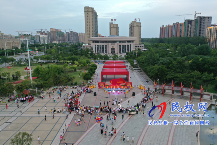 民權縣志愿者協會慶祝中國共產黨建黨98周年文藝匯演在東區(qū)廣場舉行