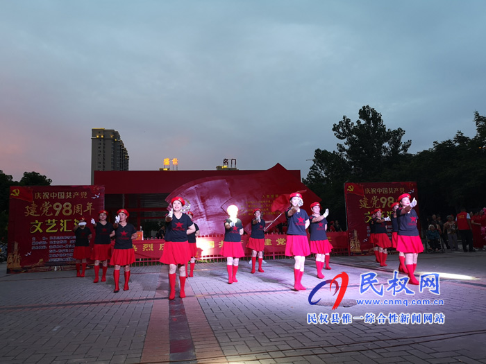 民權縣志愿者協會慶祝中國共產黨建黨98周年文藝匯演在東區(qū)廣場舉行