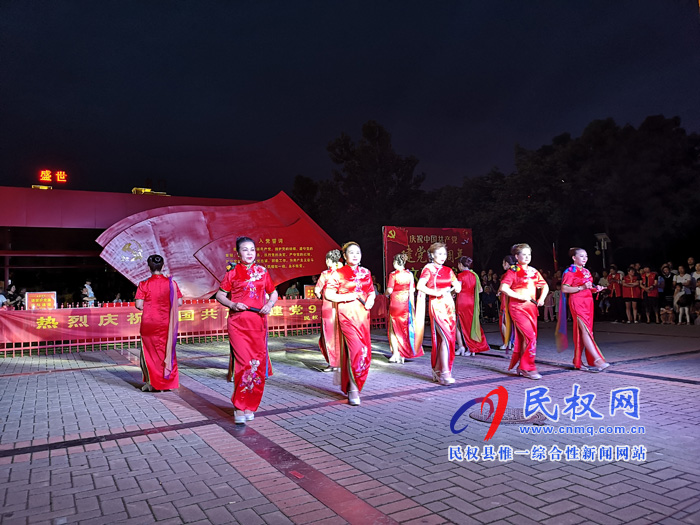民權縣志愿者協會慶祝中國共產黨建黨98周年文藝匯演在東區(qū)廣場舉行