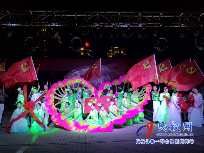 民權縣志愿者協會慶祝中國共產黨建黨98周年文藝匯演在東區(qū)廣場舉行