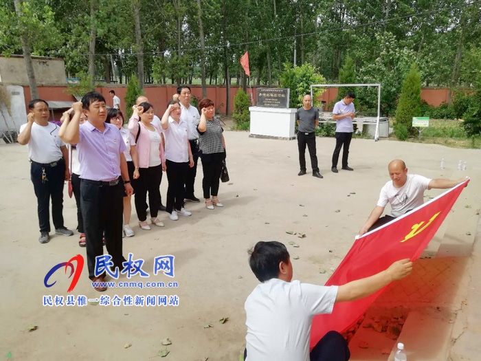 縣民族學(xué)校黨支部組織黨員教師開展“參觀李館地道遺址，弘揚(yáng)紅色革命精神” 實(shí)踐教育活動