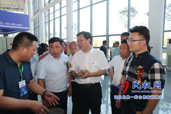 市人大常委會副主任、縣委書記姬脈常參觀2019第七屆中國花生、葵花產(chǎn)業(yè)博覽會展館