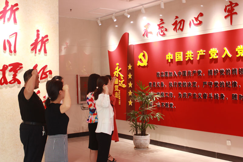 團(tuán)委、婦聯(lián)開展慶“七一”重溫入黨誓詞活動(dòng)