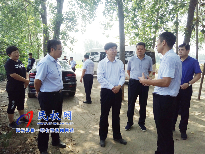 縣委副書記、縣長(zhǎng)張團(tuán)結(jié)調(diào)研水源地保護(hù)區(qū)安置區(qū)建設(shè)和土地整治工作