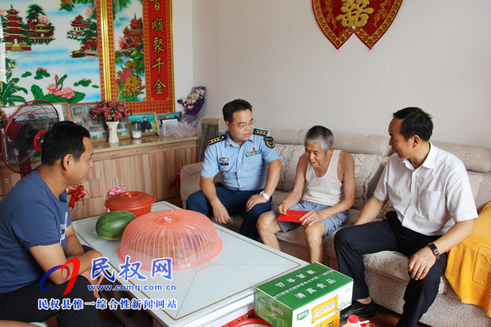縣領(lǐng)導(dǎo)江靜亞、韓德勇到雙塔鎮(zhèn)慰問老復(fù)員退伍軍人