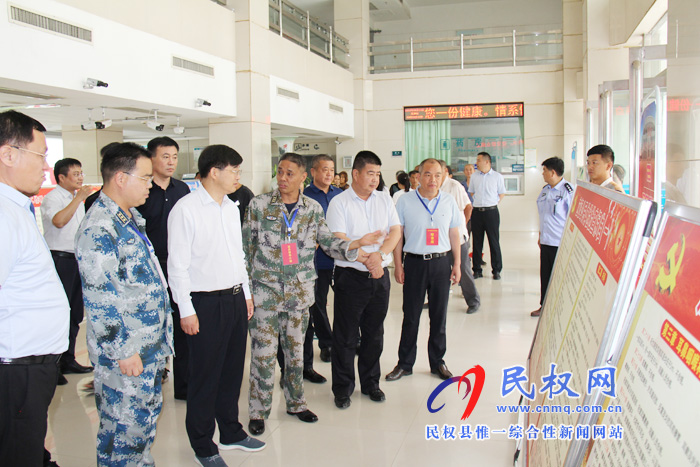 縣委副書記、縣長張團結(jié)檢查指導(dǎo)征兵體檢工作