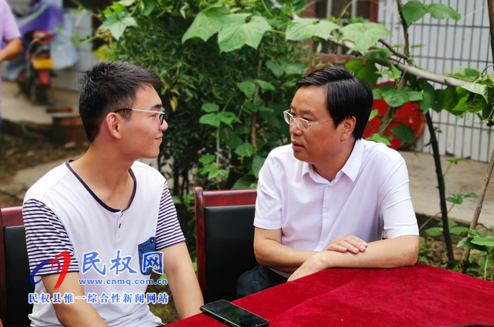 市人大常委會副主任、縣委書記姬脈常慰問我縣考入“清華大學(xué)”優(yōu)秀學(xué)子賈凱