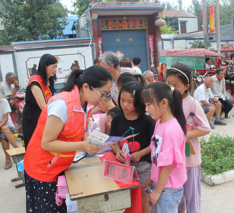 團縣委面向全縣青少年發(fā)放“團團話宗教”口袋書 團縣委面向全縣青少年發(fā)放“團團話宗教”口袋書