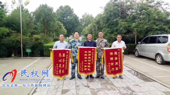 民權(quán)縣人民武裝部為實(shí)驗(yàn)中學(xué)贈(zèng)送錦旗 民權(quán)縣人民武裝部為實(shí)驗(yàn)中學(xué)贈(zèng)送錦旗