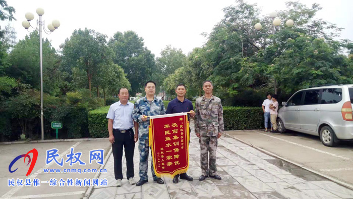 民權(quán)縣人民武裝部為實(shí)驗(yàn)中學(xué)贈(zèng)送錦旗 民權(quán)縣人民武裝部為實(shí)驗(yàn)中學(xué)贈(zèng)送錦旗