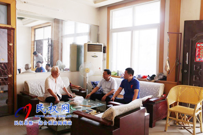 縣人大常委會副主任石克林、李新軍看望慰問部分離退休老干部