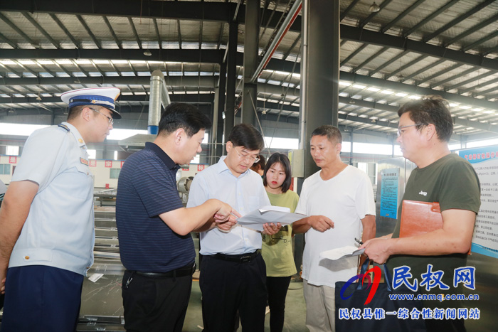 縣委副書記、縣長張團(tuán)結(jié)對(duì)我縣企業(yè)安全生產(chǎn)工作進(jìn)行檢查
