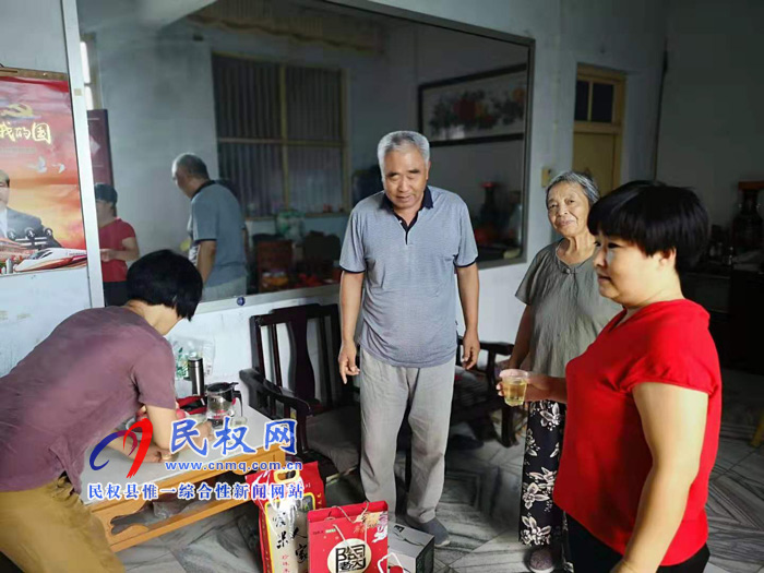 老干部局領(lǐng)導(dǎo)中秋節(jié)前走訪慰問(wèn)老干部 老干部局領(lǐng)導(dǎo)中秋節(jié)前走訪慰問(wèn)老干部