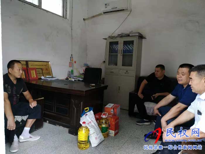 民權(quán)縣道路運(yùn)輸服務(wù)中心開展走訪慰問(wèn)“商丘好人” 民權(quán)縣道路運(yùn)輸服務(wù)中心開展走訪慰問(wèn)“商丘好人”