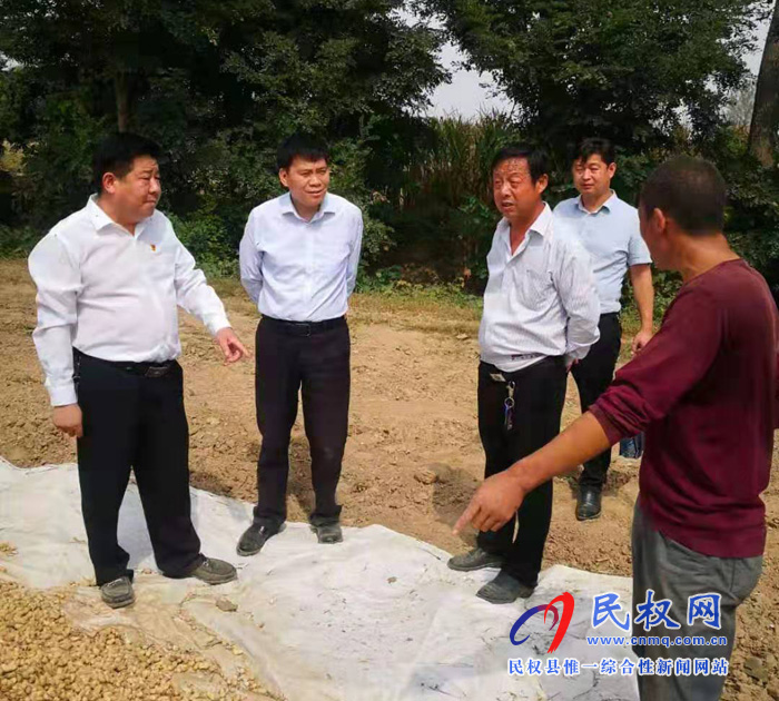 市委常務(wù)副秘書長、市委辦公室主任吳金山到人和鎮(zhèn)黃寨村開展“三?五”基層工作日活動(dòng)