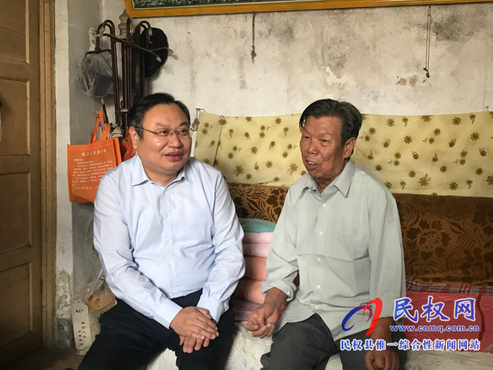 市委常委、常務(wù)副市長(zhǎng)吳祖明到我縣走訪慰問全國(guó)勞動(dòng)模范劉翔鳴