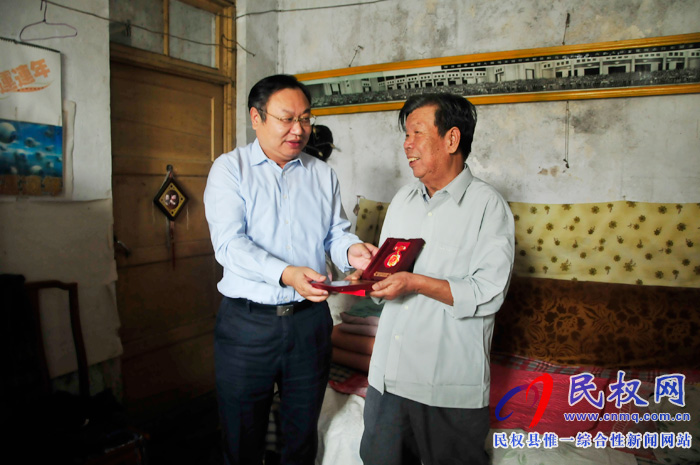 市委常委、常務(wù)副市長(zhǎng)吳祖明到我縣走訪慰問全國(guó)勞動(dòng)模范劉翔鳴