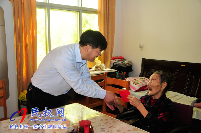縣委副書記、縣長張團結(jié)看望慰問百歲老人