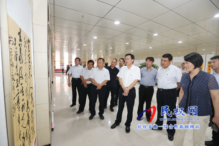 市人大常委會副主任、縣委書記姬脈常參觀慶祝新中國暨人民政協(xié)成立70周年書畫展