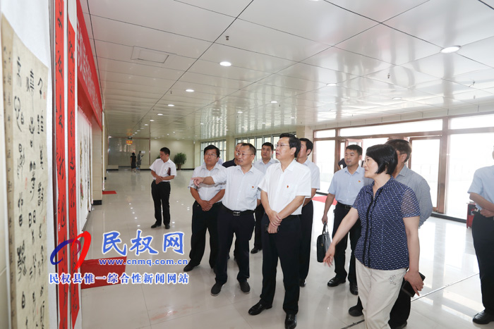 市人大常委會副主任、縣委書記姬脈常參觀慶祝新中國暨人民政協(xié)成立70周年書畫展
