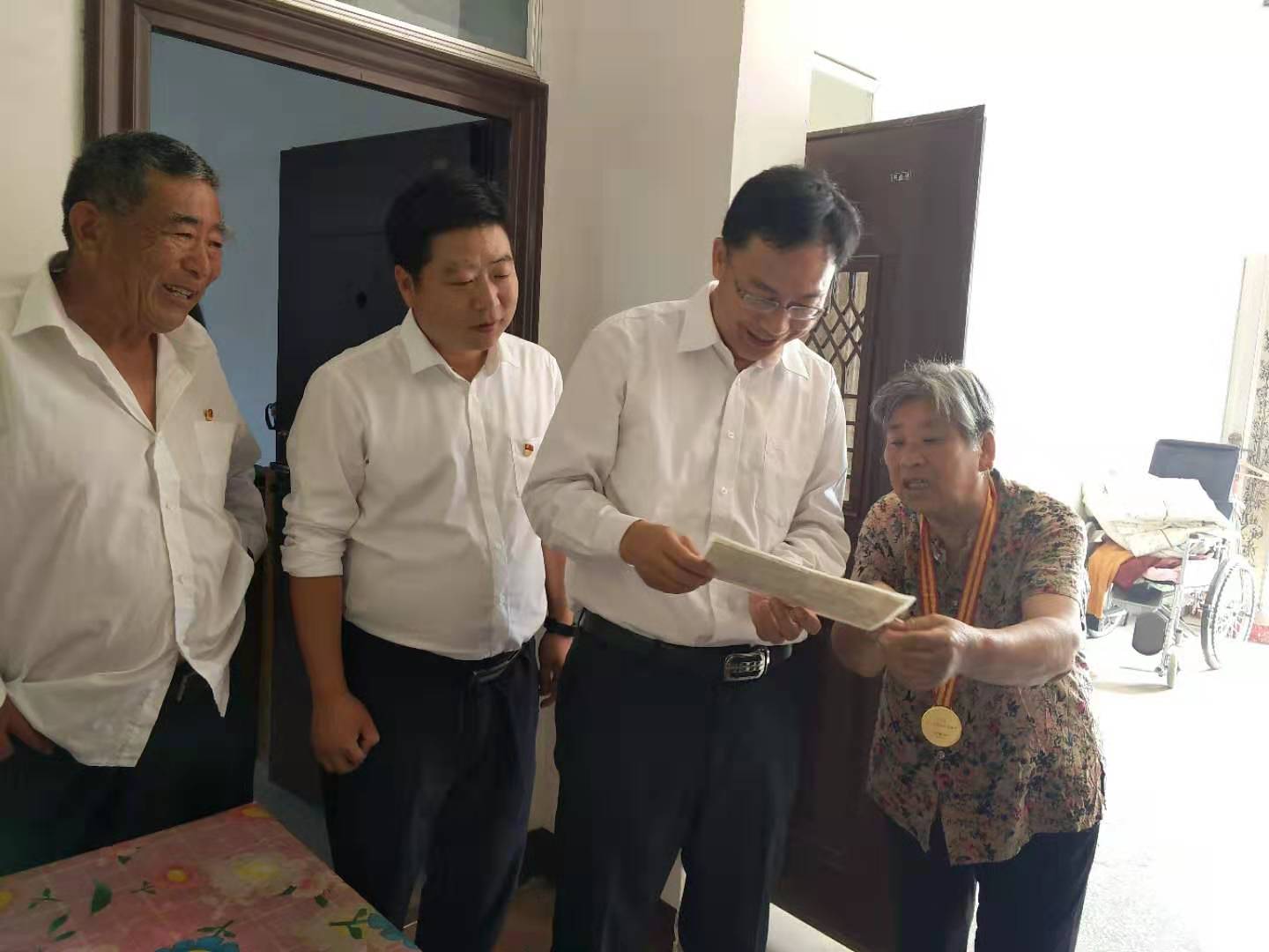 走訪慰問(wèn)老黨員 濃濃關(guān)懷暖人心   縣委常委、紀(jì)委書(shū)記、監(jiān)察委主任張亞光到胡集鄉(xiāng)慰問(wèn)老黨員
