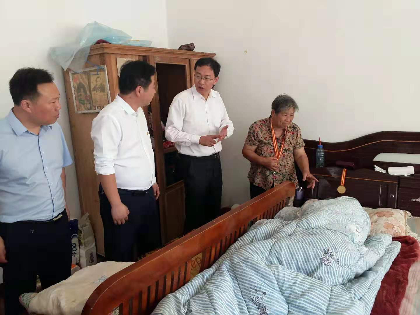 走訪慰問(wèn)老黨員 濃濃關(guān)懷暖人心   縣委常委、紀(jì)委書(shū)記、監(jiān)察委主任張亞光到胡集鄉(xiāng)慰問(wèn)老黨員
