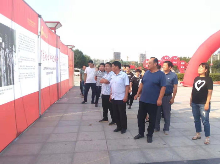 縣規(guī)劃中心組織人員觀看民權(quán)縣慶祝新中國(guó)成立70周年“我和我的祖國(guó)”大型圖片展