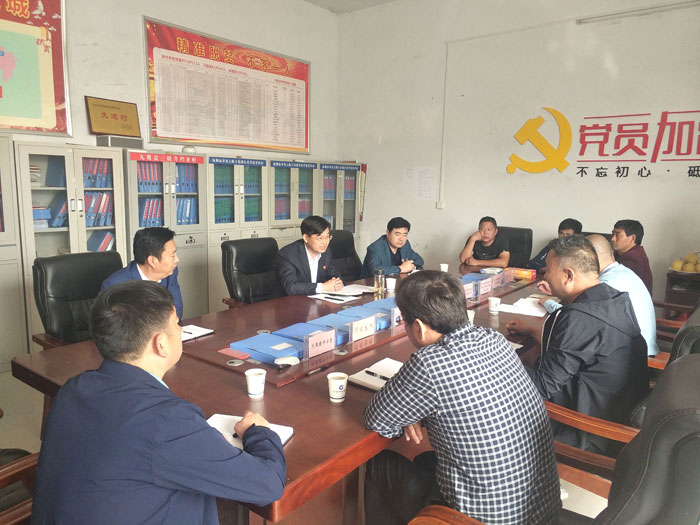縣委副書記、縣長張團(tuán)結(jié)到綠洲辦事處大陳莊村調(diào)研軟弱渙散村黨組織整頓工作