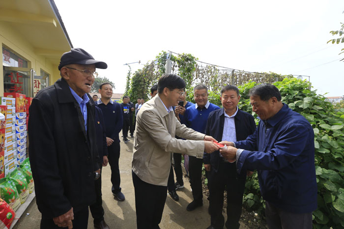 縣委副書記、縣長張團(tuán)結(jié)重陽節(jié)慰問敬老院老人