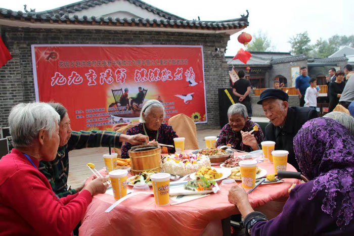 花園鄉(xiāng)趙洪坡村30位老人樂享“長(zhǎng)壽家宴”