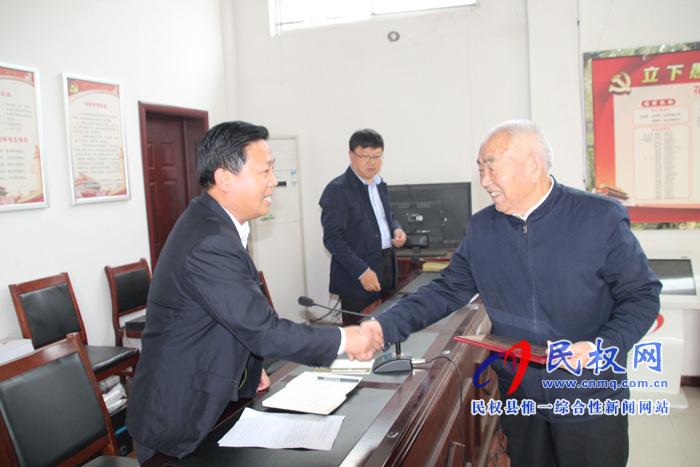 花園鄉(xiāng):表彰先進典型 倡樹文明新風 花園鄉(xiāng):表彰先進典型 倡樹文明新風