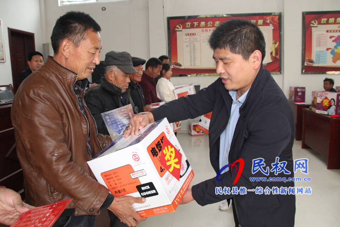 花園鄉(xiāng):表彰先進典型 倡樹文明新風 花園鄉(xiāng):表彰先進典型 倡樹文明新風