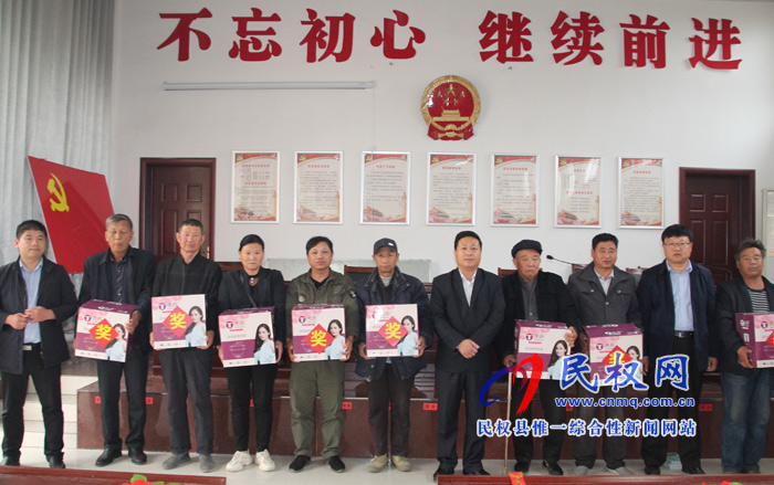 花園鄉(xiāng):表彰先進典型 倡樹文明新風 花園鄉(xiāng):表彰先進典型 倡樹文明新風