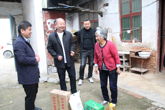 愛心企業(yè)扶貧日到花園鄉(xiāng)開展“獻愛心、送溫暖”活動