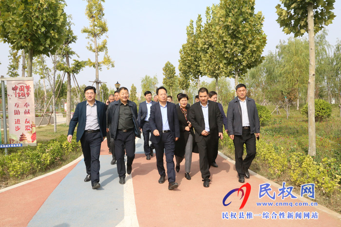 縣委常委、常務(wù)副縣長(zhǎng)李啟峰查看我縣創(chuàng)建國(guó)家園林城市工作開展情況
