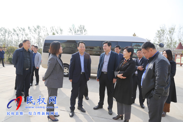 縣委常委、常務(wù)副縣長(zhǎng)李啟峰查看我縣創(chuàng)建國(guó)家園林城市工作開展情況