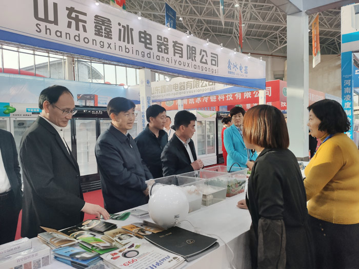 縣委副書(shū)記、縣長(zhǎng)張團(tuán)結(jié)走訪冷博會(huì)參展企業(yè)